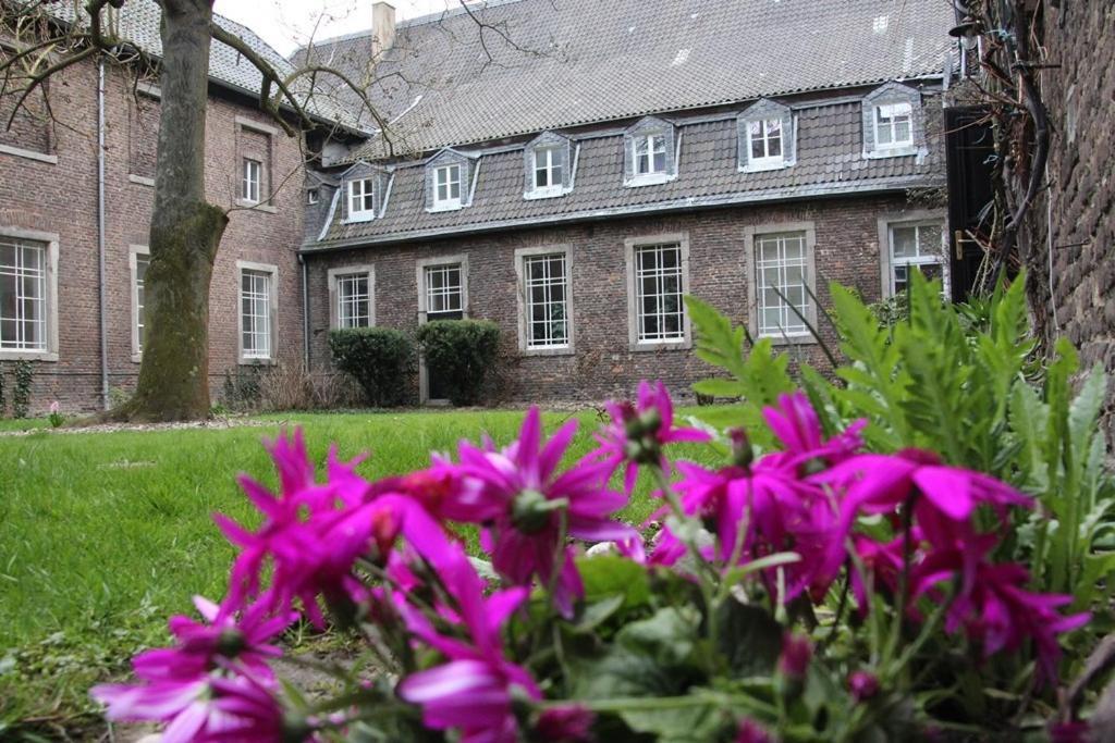 Nikolauskloster Jüchen Exterior foto