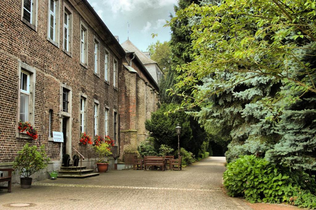 Nikolauskloster Jüchen Exterior foto